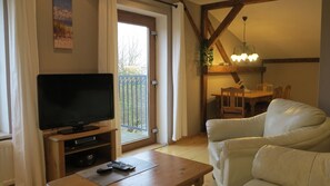 Apartment | Wohnzimmer | Fernseher, DVD-Player