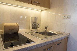 Apartment | Private kitchen | Fridge, microwave, stovetop, coffee/tea maker - Haus Kirsten, Fewo Nr. 5 (Cuxhaven)