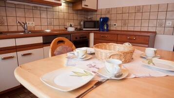 Apartemen | Dapur pribadi | Lemari es, microwave, kompor, dan mesin pencuci piring