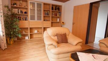 Apartemen | Ruang keluarga | TV