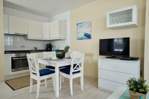 Apartamento | Cocina privada | Frigorífico, placa de cocina, cafetera o tetera y trona infantil