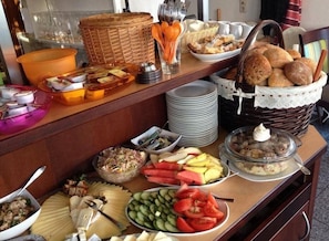 Apartment | Eigene Küche | Kühlschrank, Herdplatte, Wasserkocher mit Kaffee-/Teezubehör, Hochstuhl
