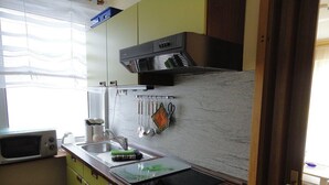 Apartment | Private kitchen | Coffee/tea maker, fridge, microwave, stovetop - Ferienwohnung 1 im Haus Sandra, Dahme Ostsee (Dahme)