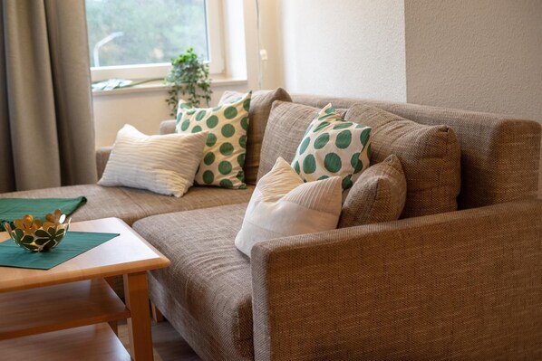 Apartment | Wohnzimmer | Fernseher, DVD-Player