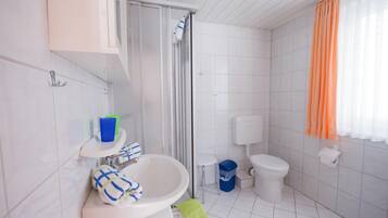 Apartment (Haus Karin Ferienwohnung 1) | Bathroom