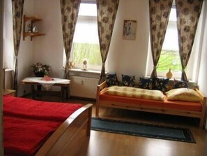 6 bedrooms, cribs/infant beds