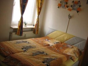 6 bedrooms, cribs/infant beds