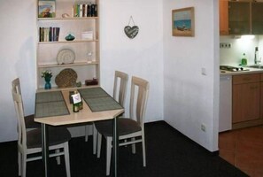 Apartment | Eigene Küche | Kühlschrank, Mikrowelle, Herdplatte, Wasserkocher mit Kaffee-/Teezubehör