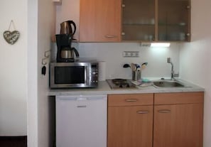 Apartment | Eigene Küche | Kühlschrank, Mikrowelle, Herdplatte, Wasserkocher mit Kaffee-/Teezubehör