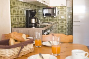 Apartment | Eigene Küche | Kühlschrank, Mikrowelle, Herdplatte, Geschirrspüler