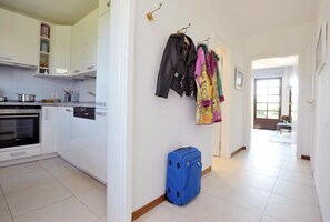 Apartment | Eigene Küche | Kühlschrank, Herdplatte, Geschirrspüler