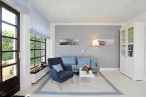 Apartment | Wohnzimmer | Fernseher, DVD-Player