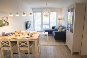 Apartment | Wohnzimmer | Fernseher, DVD-Player