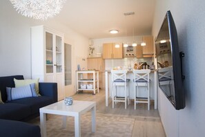 Apartment | Wohnzimmer | Fernseher, DVD-Player