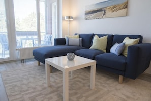 Apartment | Wohnzimmer | Fernseher, DVD-Player