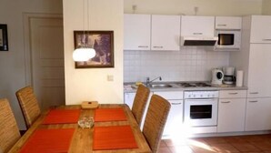 Apartment | Private kitchen - Ferienwohnung 2 am Museum (Alkersum)