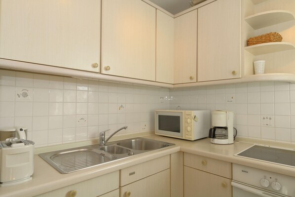 Apartment | Eigene Küche | Kühlschrank, Mikrowelle, Herdplatte, Wasserkocher mit Kaffee-/Teezubehör
