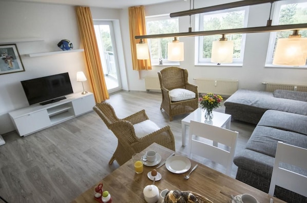 Apartment | Wohnzimmer | Fernseher, DVD-Player