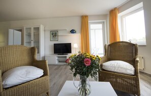 Apartment | Wohnzimmer | Fernseher, DVD-Player