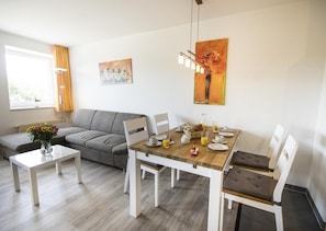 Apartment | Wohnzimmer | Fernseher, DVD-Player