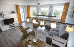 Apartment | Wohnzimmer | Fernseher, DVD-Player