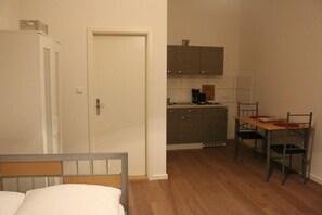 Apartment | Private kitchen | Fridge, stovetop, coffee/tea maker - Studio Niemetzstr, Feines für Pärchen Berlin (Berlin)