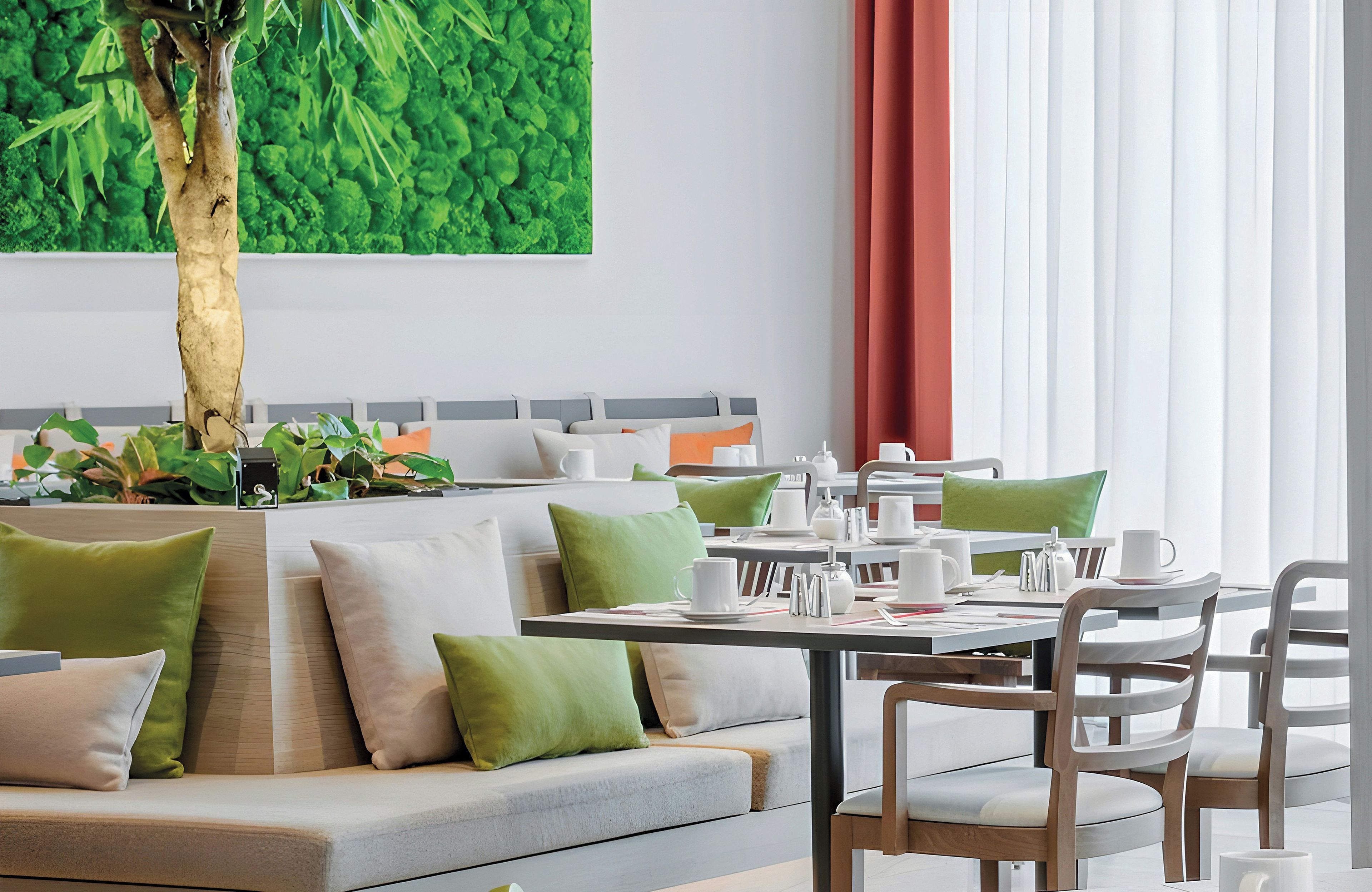 Ein moderner Essbereich mit einer Couch, Stühlen und einem für das Essen gedeckten Tisch.