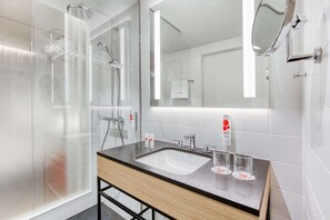 Dusche, Regendusche, Haartrockner, Handtücher