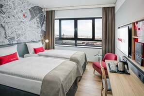 Superior Twin Room | Minibar, in-room safe, desk, laptop workspace - IntercityHotel Hannover Hauptbahnhof Ost (Hannover)