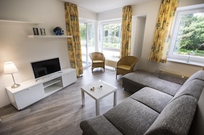 Apartment | Wohnzimmer | Fernseher, DVD-Player