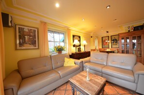 Huis (Eck - Reethaus "Sturmhaube") | Woonkamer | Een televisie