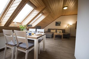 Appartement | Woonkamer | Een televisie en een dvd-speler