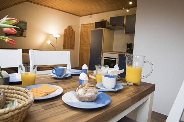 Appartement | Privékeuken | Een koelkast, een magnetron, een kookplaat