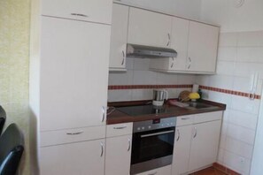 Apartment | Eigene Küche | Kühlschrank, Herdplatte, Wasserkocher mit Kaffee-/Teezubehör