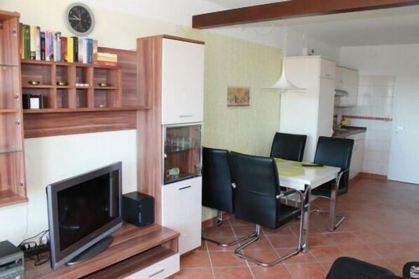 Apartment | Wohnzimmer | Fernseher, DVD-Player