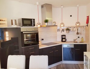 Apartment | Eigene Küche | Kühlschrank, Mikrowelle, Herdplatte, Geschirrspüler