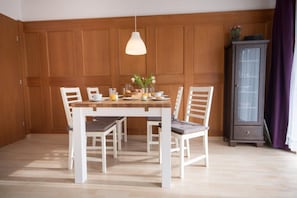Apartment | Eigene Küche | Kühlschrank, Mikrowelle, Herdplatte, Wasserkocher mit Kaffee-/Teezubehör