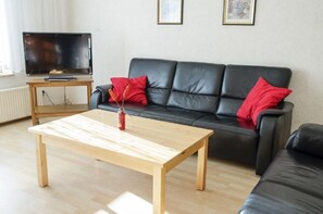 Apartment | Wohnzimmer | Fernseher, DVD-Player
