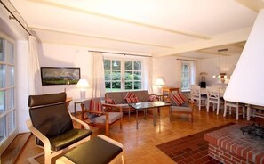 Apartment | Wohnzimmer | Fernseher, Kamin, DVD-Player