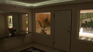 Ảnh chưa phân loại, 2 trong số 28 ảnh, nút
