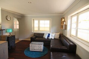 Apartment | Wohnzimmer | Fernseher, Kamin, DVD-Player