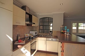 Apartment | Eigene Küche | Kühlschrank, Mikrowelle, Herdplatte, Geschirrspüler