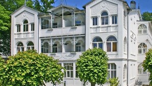 Un edificio de varios pisos con balcones y ventanas de arco.