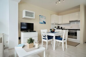 Apartment | Eigene Küche | Kühlschrank, Herdplatte, Wasserkocher mit Kaffee-/Teezubehör, Hochstuhl