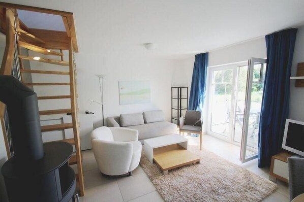 Apartment | Living room | TV, fireplace