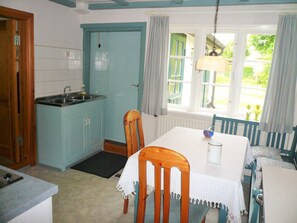 Apartment | Eigene Küche | Kühlschrank, Herdplatte, Wasserkocher mit Kaffee-/Teezubehör