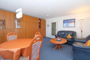 Apartment | Wohnzimmer | Fernseher, DVD-Player