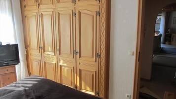 2 bedrooms, cots/infant beds