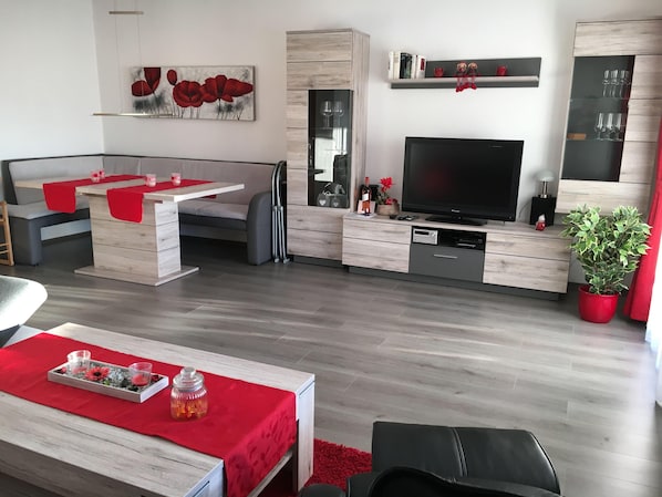 House | Living room | TV, fireplace, DVD player