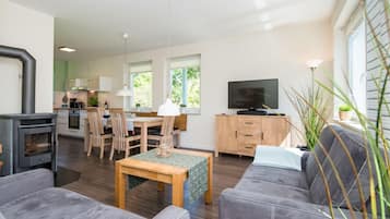 Rumah | Ruang keluarga | TV, perapian, dan pemutar DVD